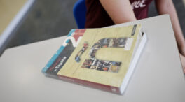Madrid recomienda a los colegios mantener los libros de texto vigentes para el curso que viene