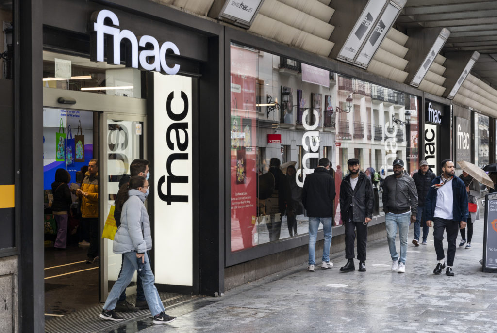 Fnac ofrece 27 puestos como dependiente en diferentes ciudades de España.