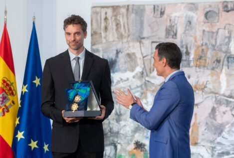 Un emocionado Pau Gasol recibe la Gran Cruz del Mérito Deportivo en un homenaje a su trayectoria