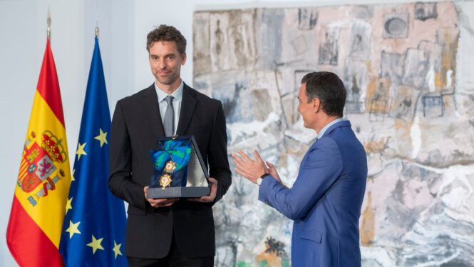 Un emocionado Pau Gasol recibe la Gran Cruz del Mérito Deportivo en un homenaje a su trayectoria
