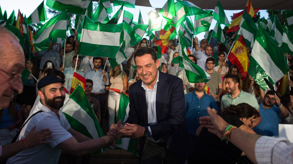 El presidente de la Junta de Andalucía, Juanma Moreno en campaña de las elecciones en Andalucía