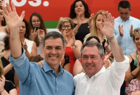 Sánchez pide al PSOE de Andalucía que despierte porque no pasa de 30 escaños
