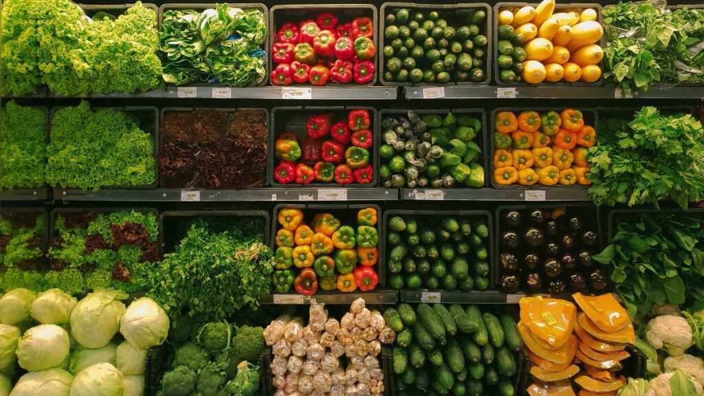 Llenar la cesta de la compra de frutas, verduras, legumbres o cereales puede ayudar a ahorrar. 
