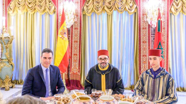 Moncloa admite que no revisó la bandera que Marruecos colgó del revés en la visita de Sánchez