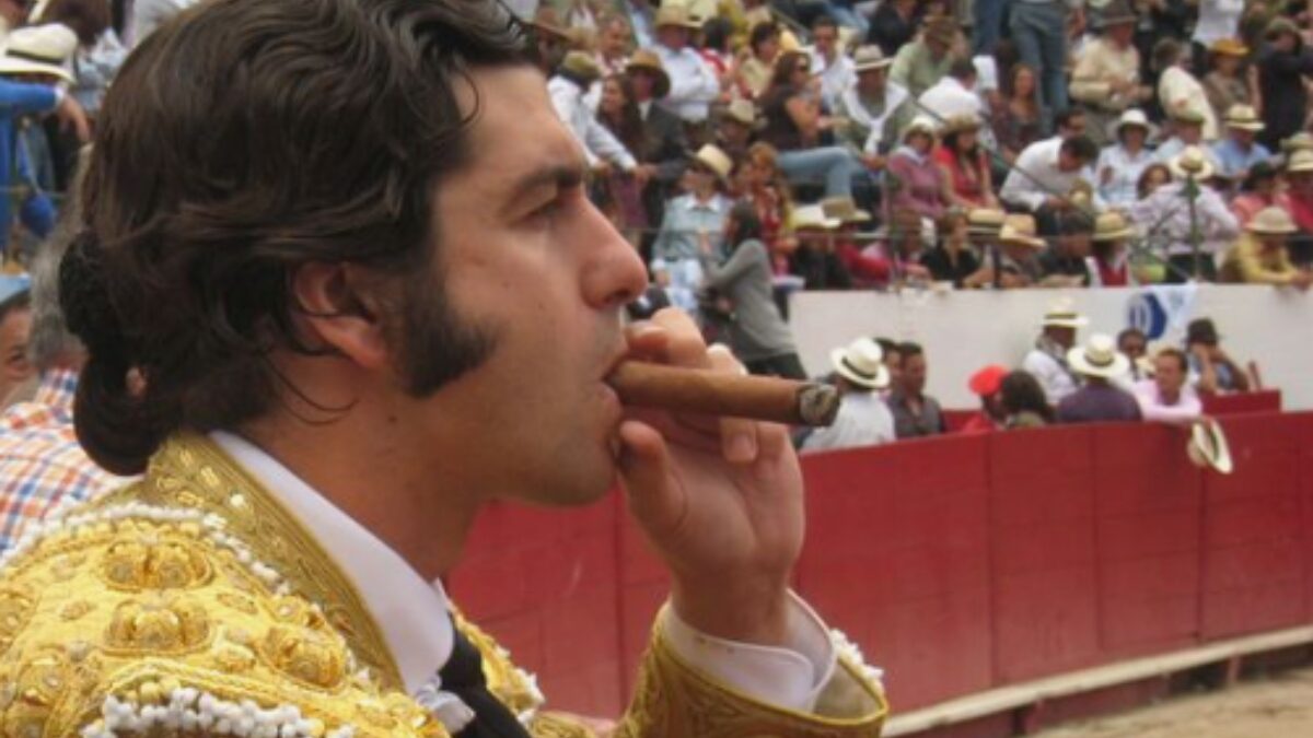 La nueva ley del tabaco subirá los precios e impedirá fumar también en las plazas de toros