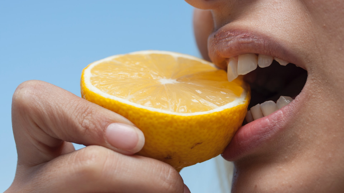 Cómo afecta el verano a tu salud oral: las agresiones a tus dientes y encías en vacaciones