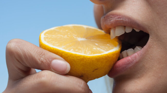 Cómo afecta el verano a tu salud oral: las agresiones a tus dientes y encías en vacaciones