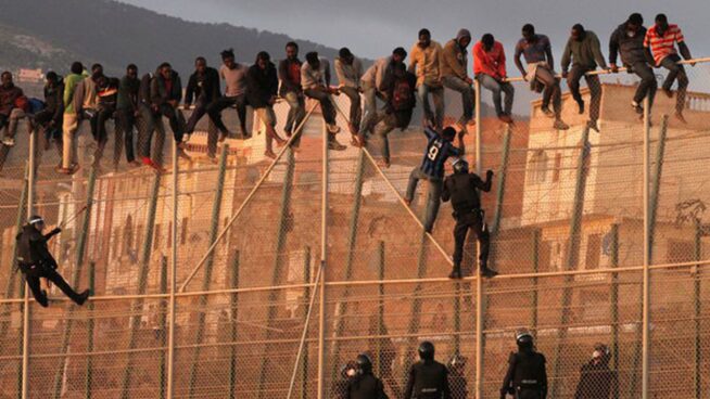 Marlaska recorta los antidisturbios en Ceuta y Melilla: «Ojalá que no haya un salto masivo»