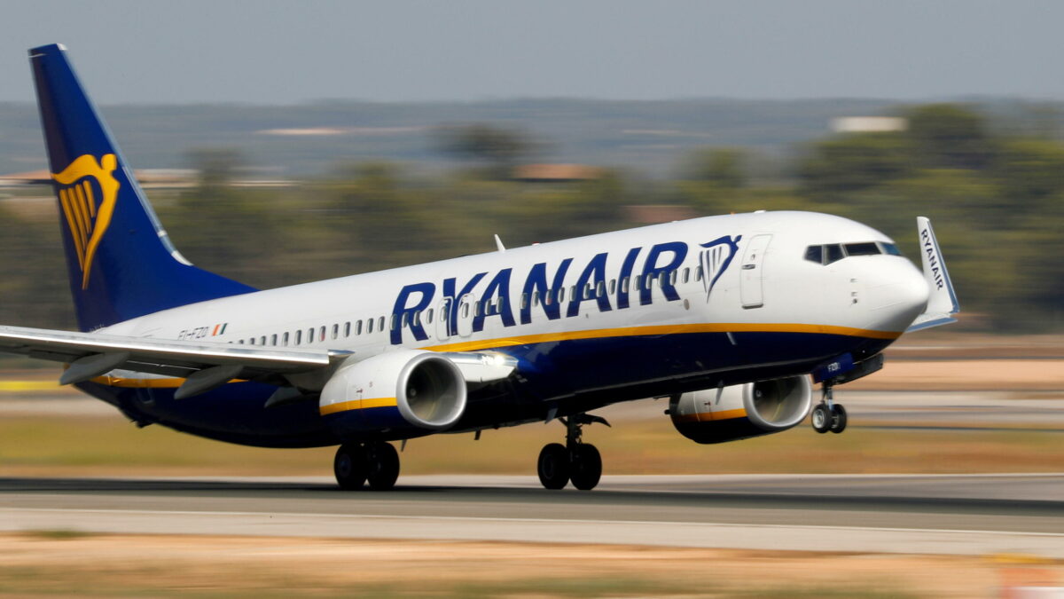 Los trabajadores de Ryanair España convocan una huelga de 6 días en plena operación salida de verano