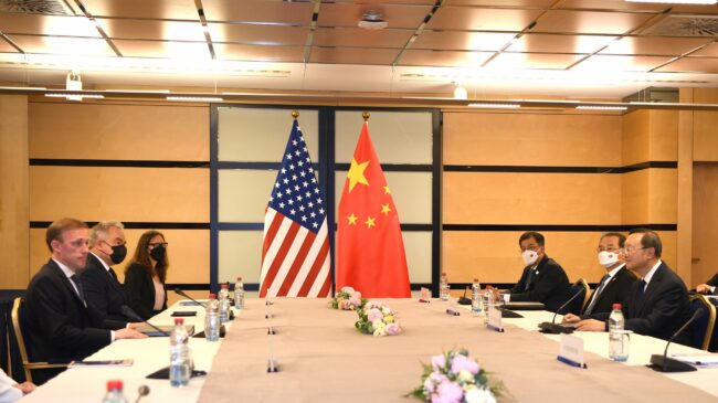 EE.UU. y China mantienen un encuentro "productivo" en Luxemburgo pese a las tensiones