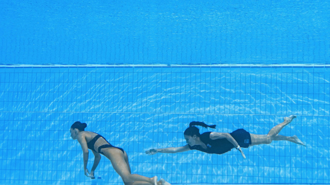 (FOTOS) Drama en la piscina: una nadadora se desvanece y su entrenadora la rescata 'in extremis'