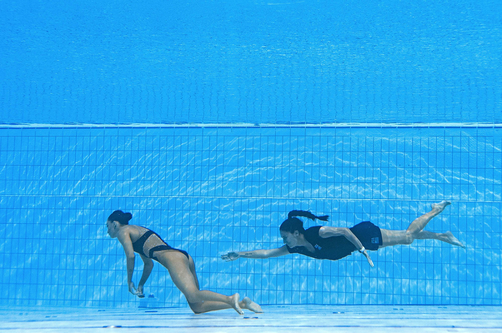 (FOTOS) Drama en la piscina: una nadadora se desvanece y su entrenadora la rescata ‘in extremis’