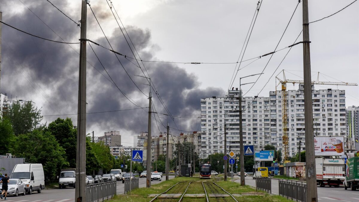Rusia vuelve a atacar Kiev semanas después: destruye tanques y otros vehículos blindados