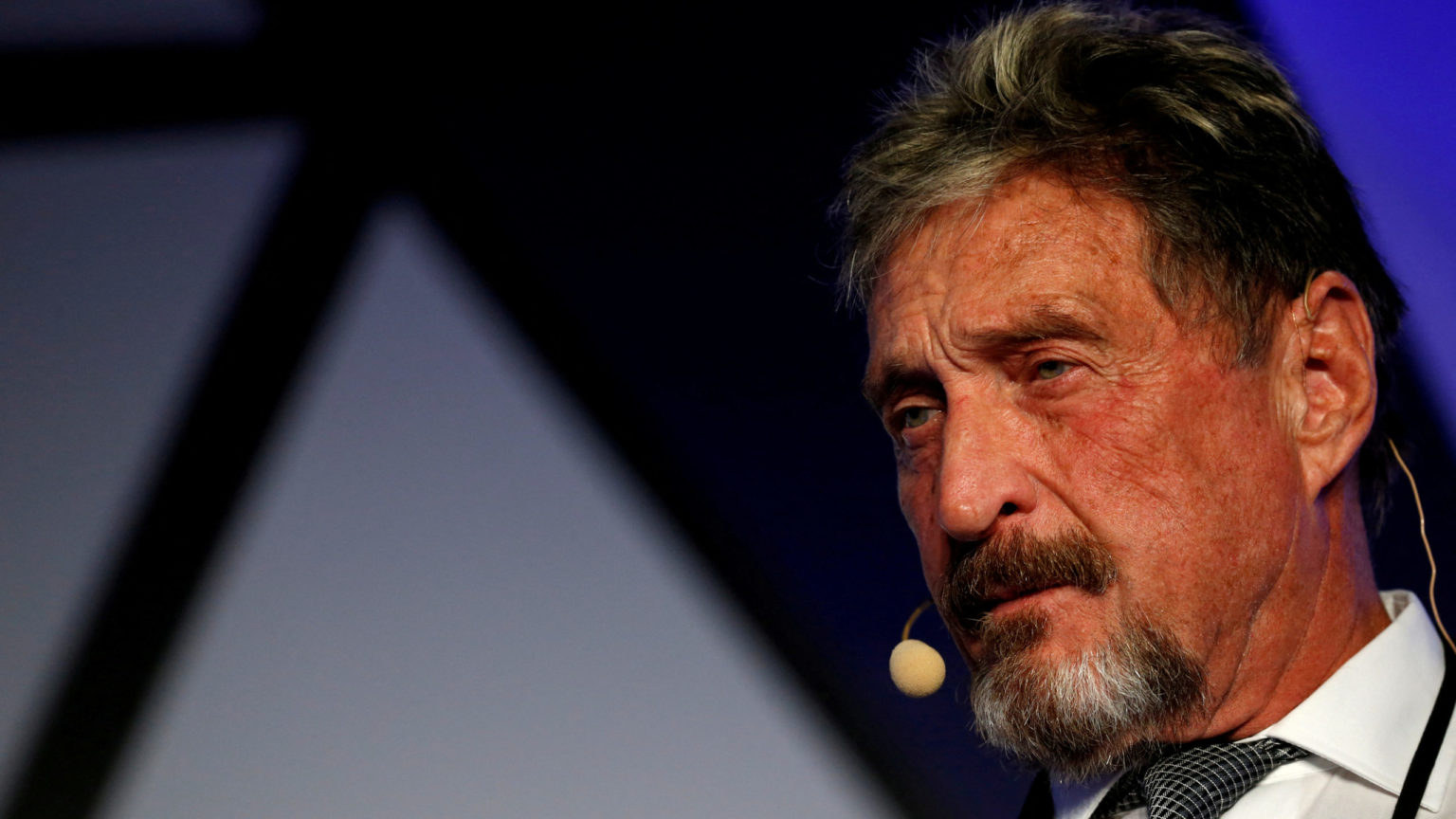 El cuerpo de John McAfee sigue en una morgue de Barcelona un año después de su muerte