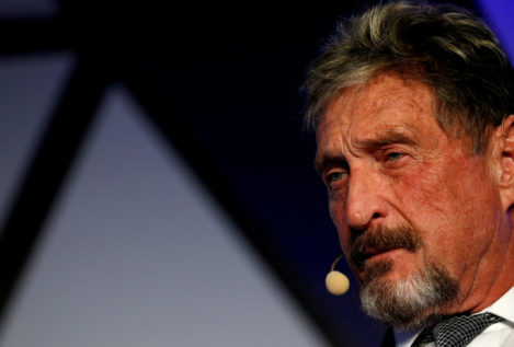 El cuerpo de John McAfee sigue en una morgue de Barcelona un año después de su muerte