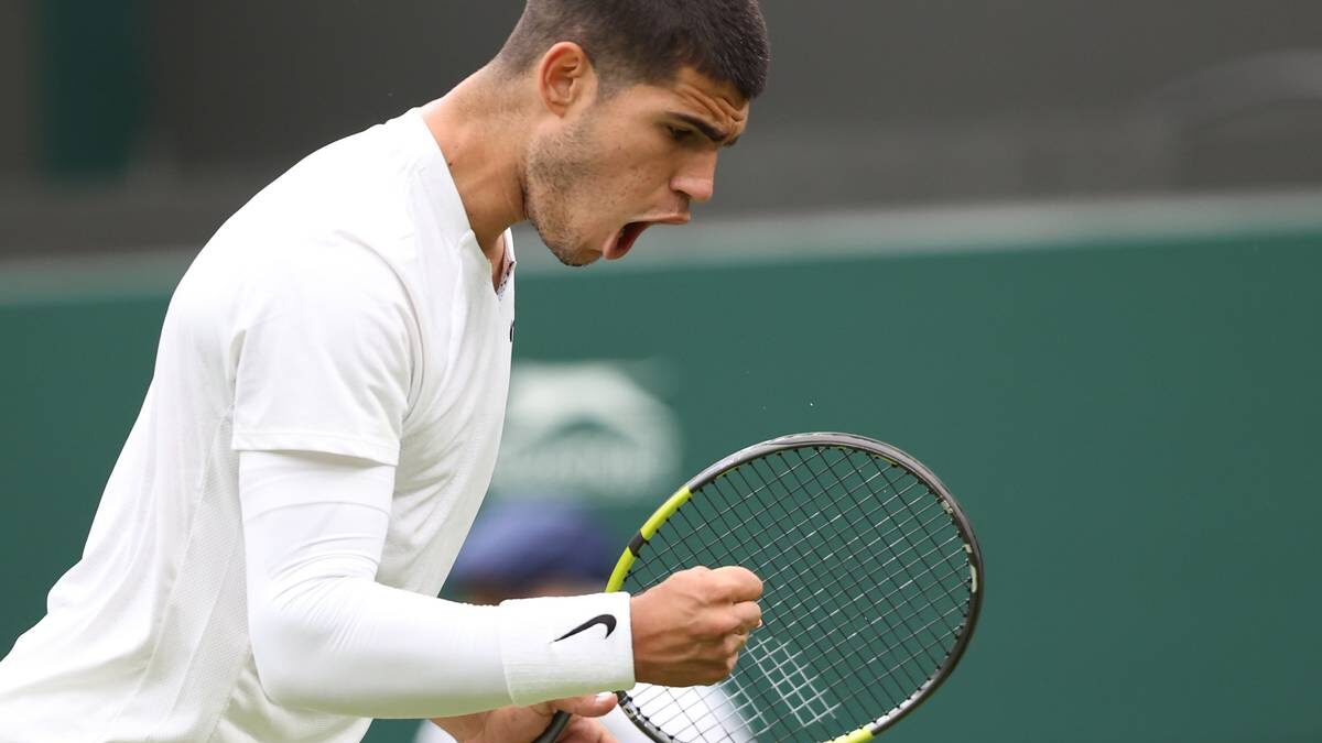 (VÍDEO) Alcaraz ya levanta a la Pista Central de Wimbledon: el puntazo del español que cambió el devenir del partido