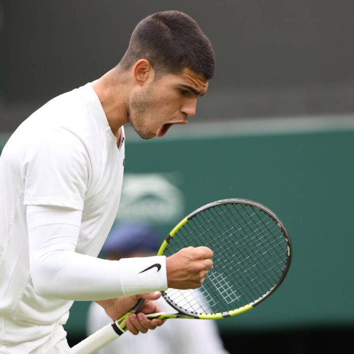 (VÍDEO) Alcaraz ya levanta a la Pista Central de Wimbledon: el puntazo del español que cambió el devenir del partido