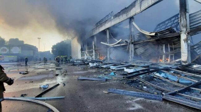 (VÍDEO) 18 muertos y 59 heridos tras el supuesto ataque ruso contra un centro comercial en Ucrania