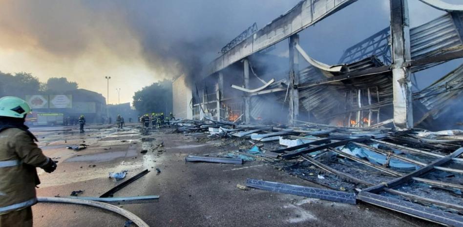 (VÍDEO) 18 muertos y 59 heridos tras el supuesto ataque ruso contra un centro comercial en Ucrania