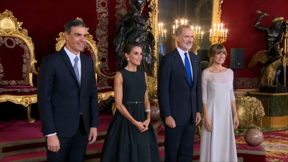 (VÍDEO) El nuevo error de Pedro Sánchez con el protocolo en el Palacio Real: «¿Cómo nos ponemos?»