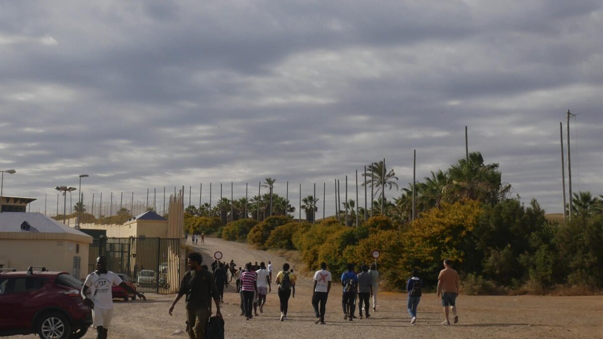 Mueren cinco inmigrantes en los enfrentamientos con los agentes marroquíes al intentar saltar la valla de Melilla