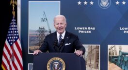 Biden carga contra las petroleras y pide que bajen los precios de la gasolina