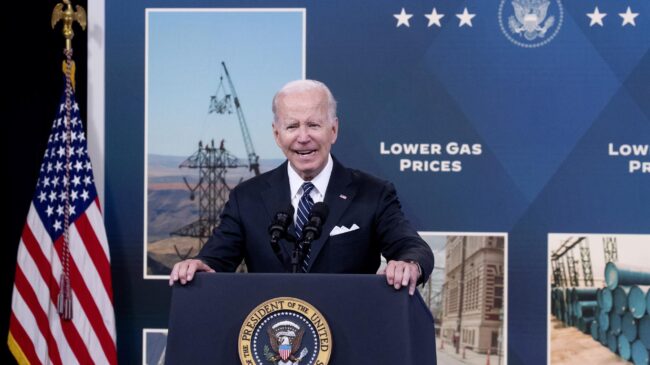 Biden carga contra las petroleras y pide que bajen los precios de la gasolina