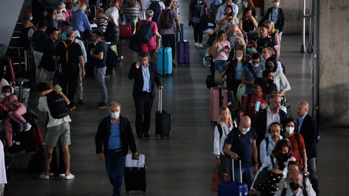 Caos en Barajas: aglomeraciones y colas de hasta dos horas en los controles