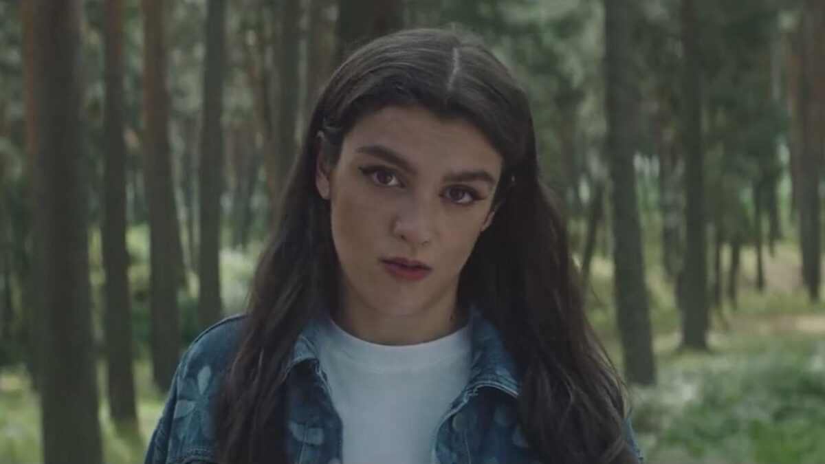 (VÍDEO) La DGT ‘mata’ a Amaia en su nueva campaña de verano: «No llegamos a ser conscientes a no ser que sea alguien famoso»