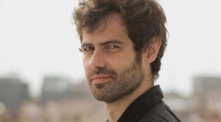 Víctor Balcells captura las contradicciones del mundo digital en una novela ciberpunk