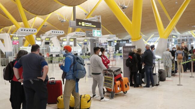 Interior reforzará los 12 principales aeropuertos españoles con 500 policías ante los problemas en los controles de pasaportes