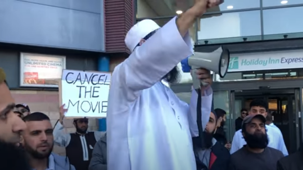 (VÍDEO) Una cadena de cines británica suspende una película por las protestas de la comunidad musulmana del país