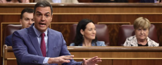 El Gobierno aprueba rebajas en el transporte y confirma el impuesto a las eléctricas para 2023