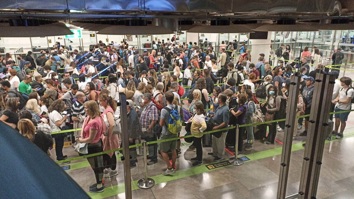El Gobierno anuncia que 200 policías reforzarán el control de Barajas pero niega retrasos