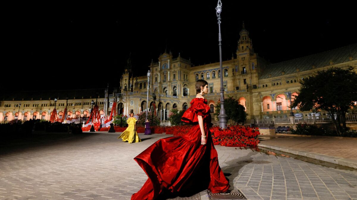 (VÍDEO) Dior en Sevilla: jueves de pasión y feria en un histórico desfile en la Plaza de España