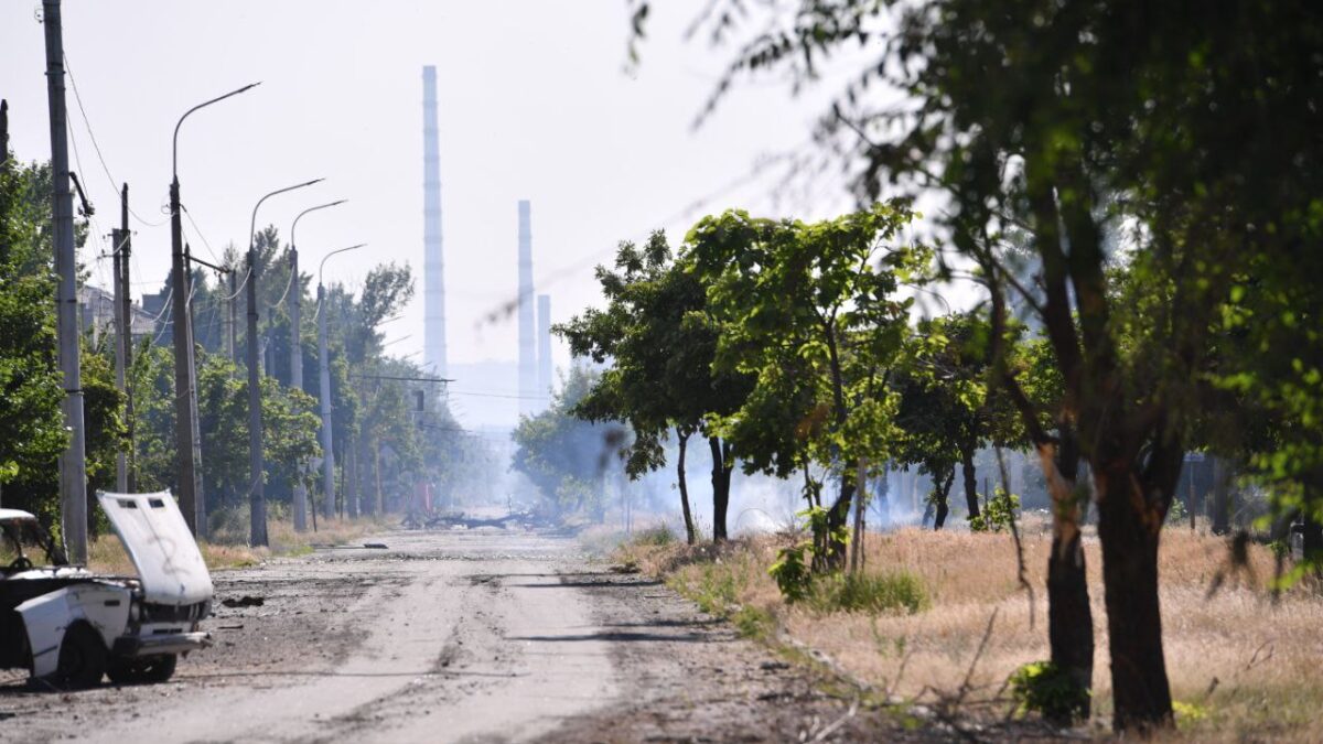 Rusia abrirá un corredor humanitario para evacuar a los civiles de la planta química de Azot este miércoles