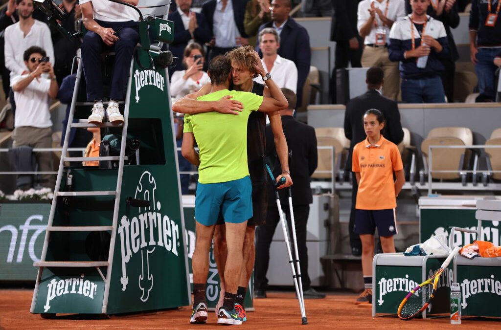 (VÍDEO) Zverev deja la imagen de Roland Garros 2022 al verse obligado a abandonar en muletas la semifinal contra Nadal