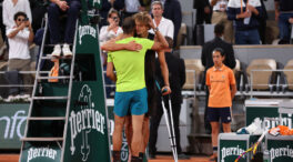 (VÍDEO) Zverev deja la imagen de Roland Garros 2022 al verse obligado a abandonar en muletas la semifinal contra Nadal