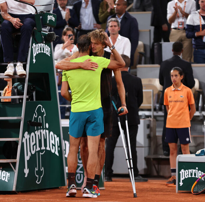 (VÍDEO) Zverev deja la imagen de Roland Garros 2022 al verse obligado a abandonar en muletas la semifinal contra Nadal