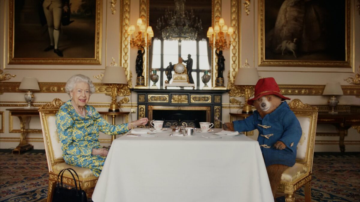 (VÍDEO) Isabel II celebra su Jubileo en un divertido vídeo tomando el té con el famoso oso Paddington