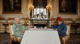 (VÍDEO) Isabel II celebra su Jubileo en un divertido vídeo tomando el té con el famoso oso Paddington