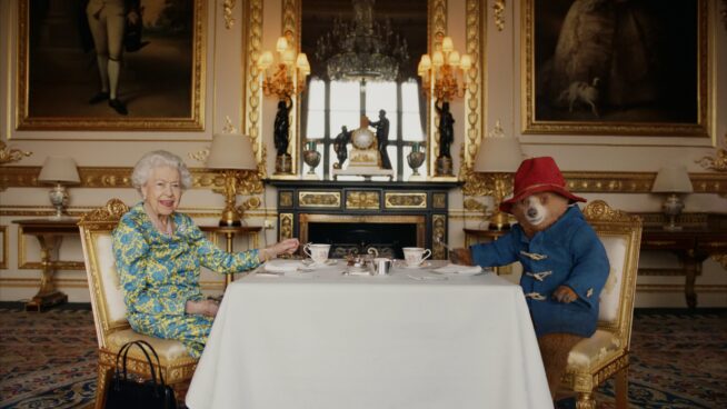 (VÍDEO) Isabel II celebra su Jubileo en un divertido vídeo tomando el té con el famoso oso Paddington