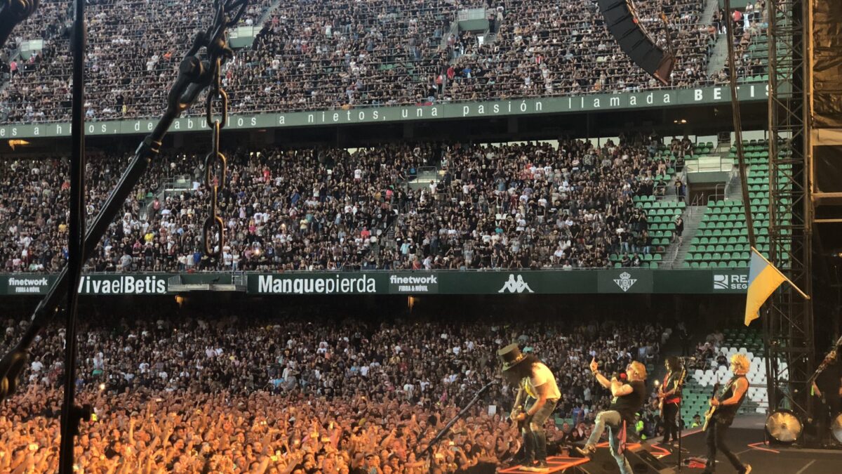 Guns N’ Roses conquistan Sevilla 30 años después de pasar desapercibidos en su primer concierto en la ciudad