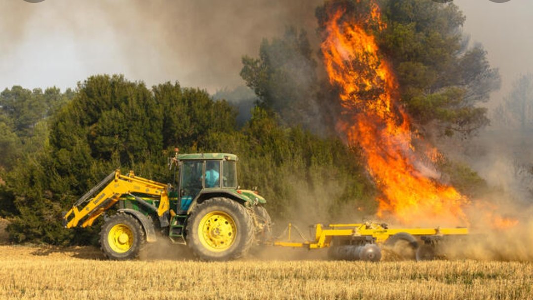 (VÍDEO) «Buah, chaval, qué imagen»: la lucha contrarreloj de los agricultores con sus tractores en el incendio de Navarra