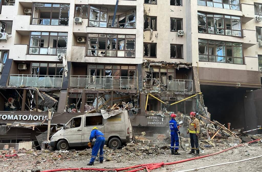 (VÍDEO) Kiev denuncia un nuevo ataque ruso con misiles contra un edificio residencial: «La gente permanece bajo los escombros»