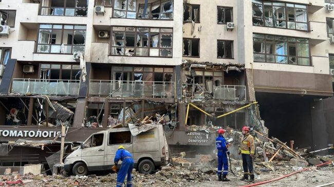(VÍDEO) Kiev denuncia un nuevo ataque ruso con misiles contra un edificio residencial: "La gente permanece bajo los escombros"