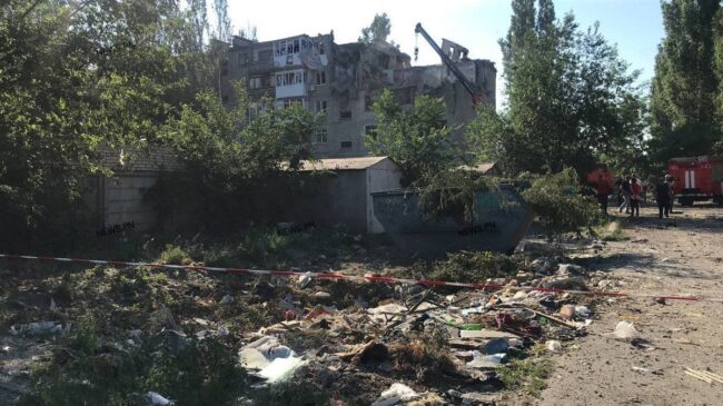 (VÍDEO) Ucrania denuncia un ataque en un bloque de apartamentos de Mykolaiv con tres muertos y cinco heridos
