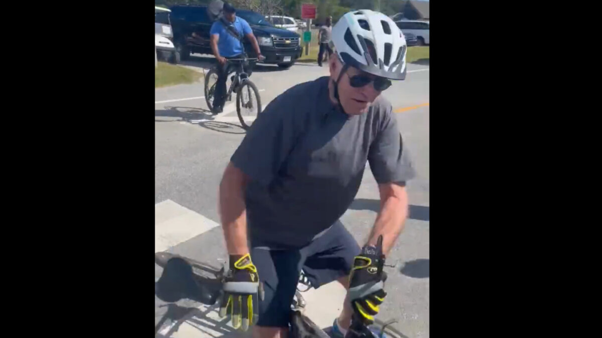 (VÍDEO) Joe Biden se cae de la bici al saludar a unos vecinos durante un paseo