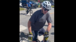 (VÍDEO) Joe Biden se cae de la bici al saludar a unos vecinos durante un paseo