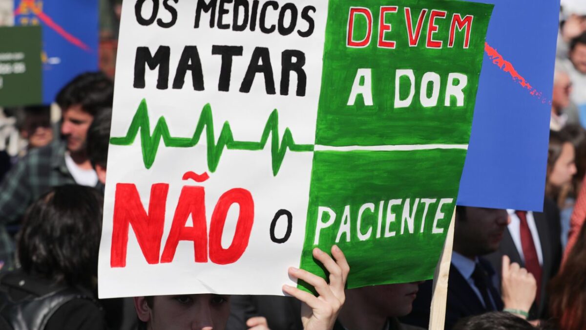 La despenalización de la eutanasia vuelve a abrirse camino en Portugal por tercera vez